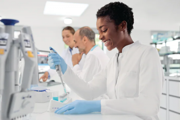 Eppendorf_Liquid-Handling_Research-plus_people-lab-scene